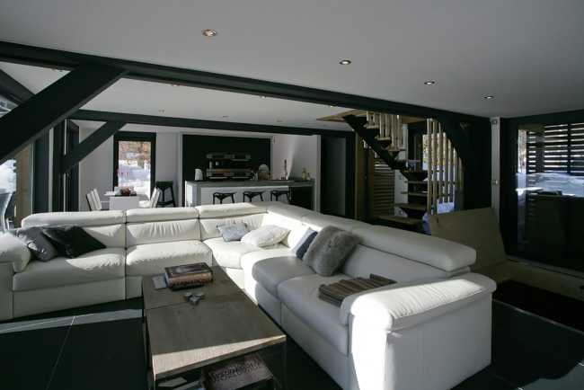 Salotto con divano bianco